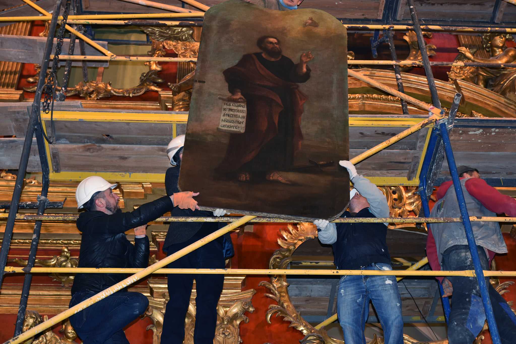 На своє місце в іконстасі повертається відреставрована ікона апостола Павла (середина XVIII ст). Фото: Музей «Андріївська церква»