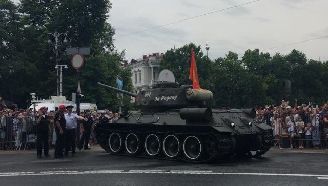 Гримаси мілітаризації Севастополя: під час військового параду раритетний танк мало не в'їхав у натовп глядачів