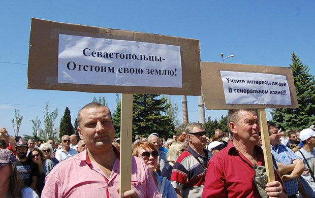 Мітинг у Севастополі проти ущільнення житлової забудови. Фото: lb.ua