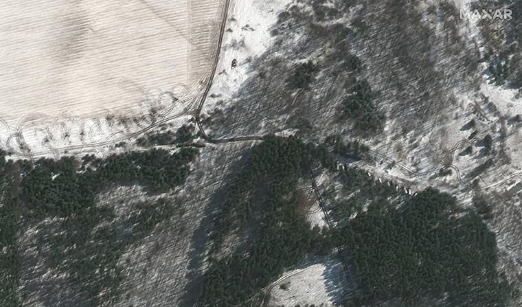 Супутникові знімки показують, що деякі елементи конвою перемістилися в ліси