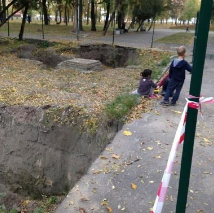 У парку Дніпра діти граються у розритих могилах