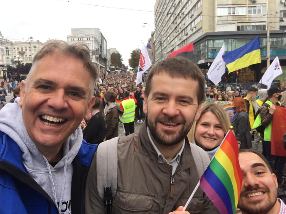 Посол Нідерландів в Україні Йеннес де Мол із колегами на Марші рівності. Фото: Йеннес де Мол/Facebook