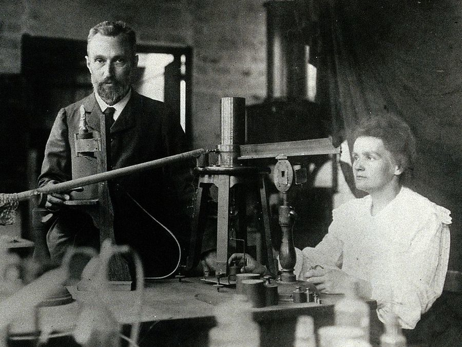 Марія та П’єр Кюрі в своїй лабораторії. Фото з відкритих джерел