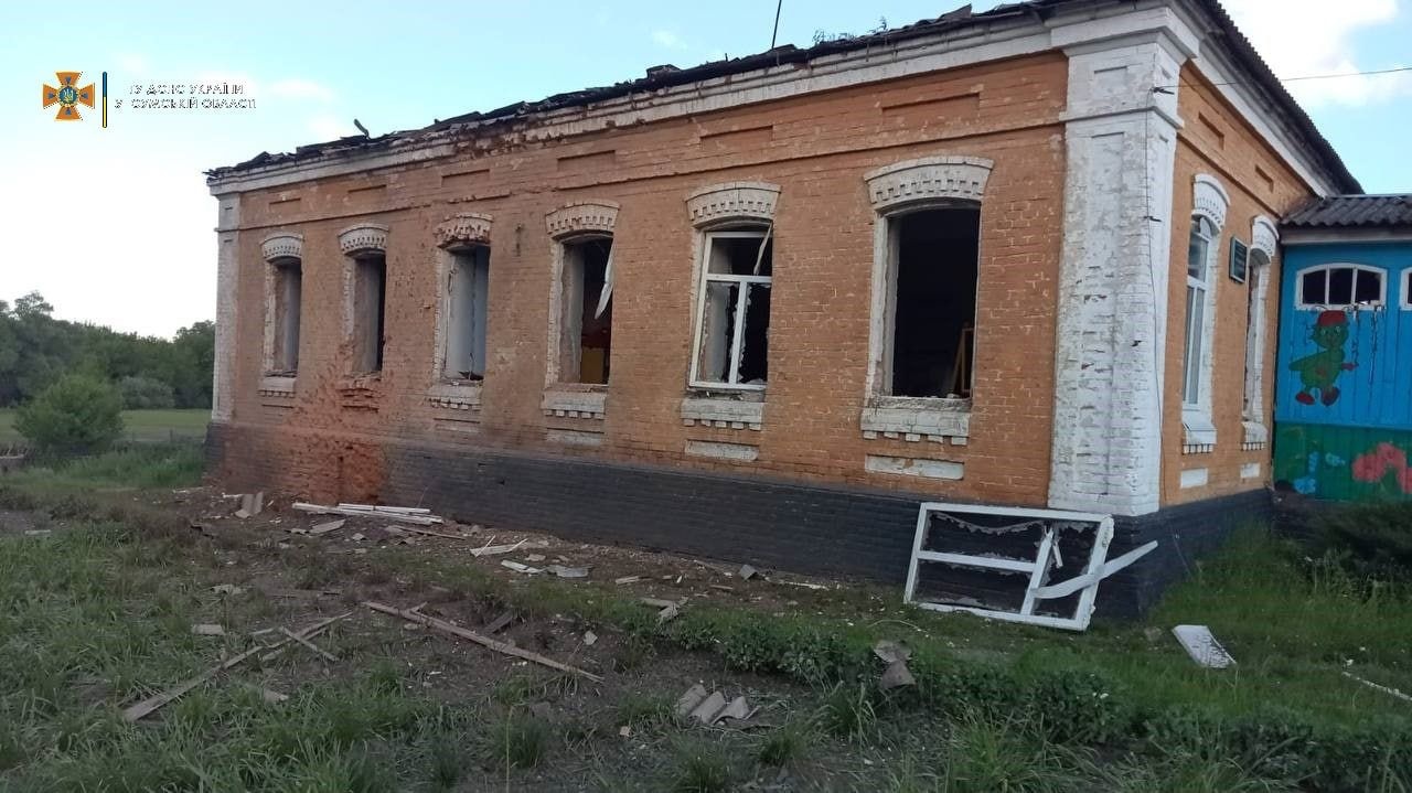 Через обстріли загорілася територія біля дитячого садочка. Фото ДСНС України/Telegram