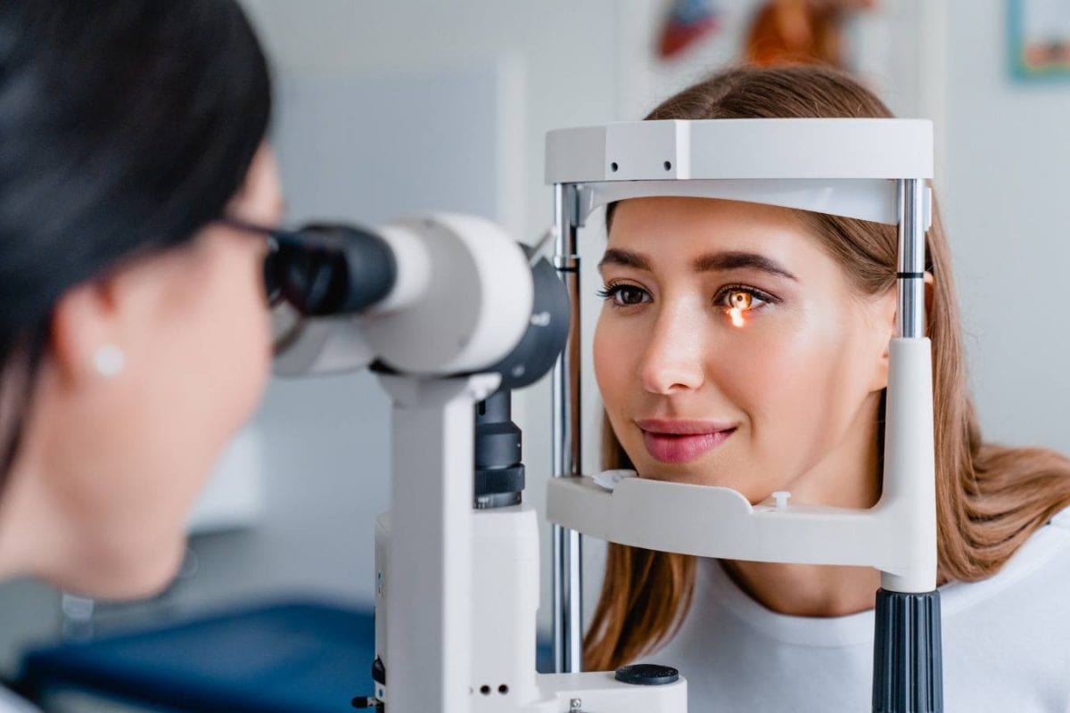 eye-doctor-with-female-patient-during-an-examination-in-modern-clinic-picture-id1189362136_1-1200x800