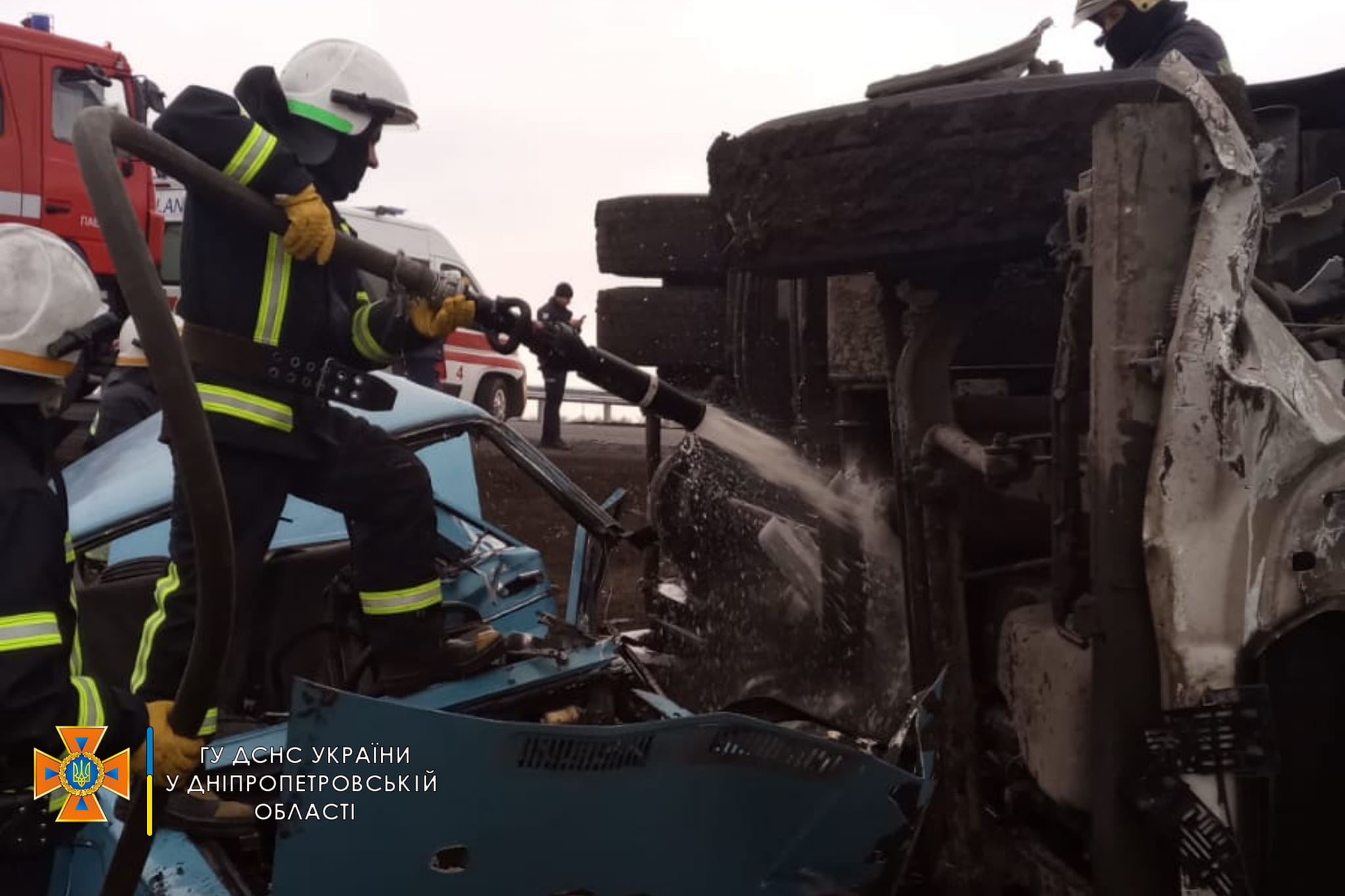 Рятувальники гасили пошкоджені авто/фото: пресслужба дснс
