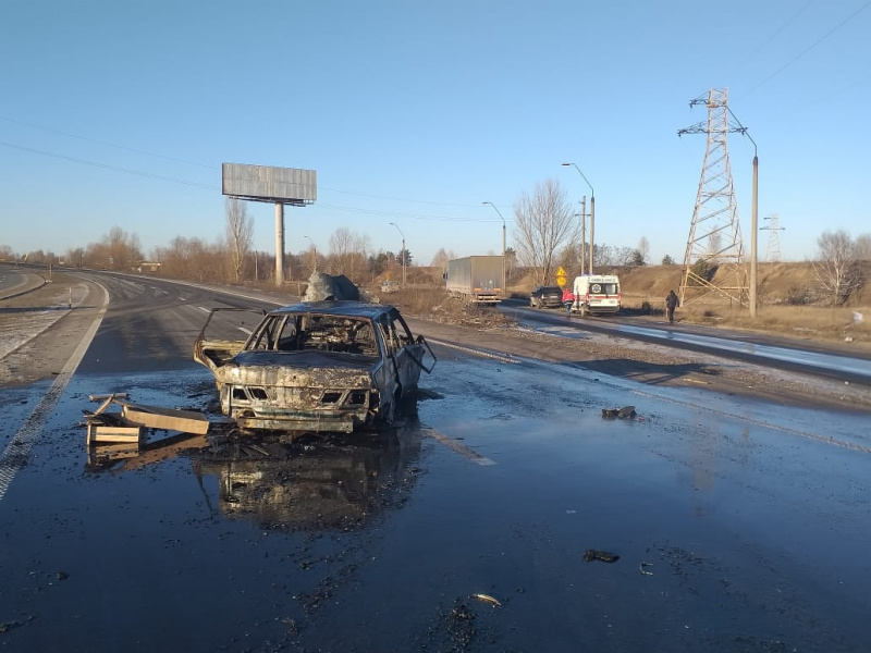 Автівка зайнялася після зіткнення/фото: facebook.com/pol.kyivregion