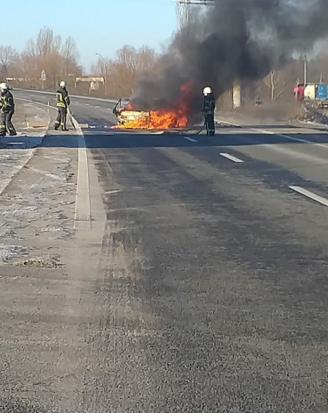 Рятувальники погасили автомобіль посеред дороги/фото: facebook.com/pol.kyivregion