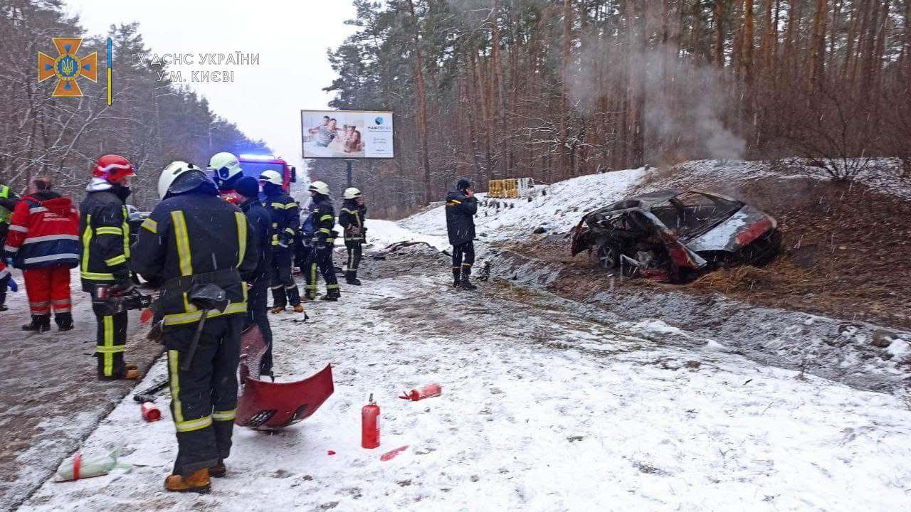 Рятувальники погасили загоряння та дістали потерпілих з автівок/фото: facebook/DSNSKyiv