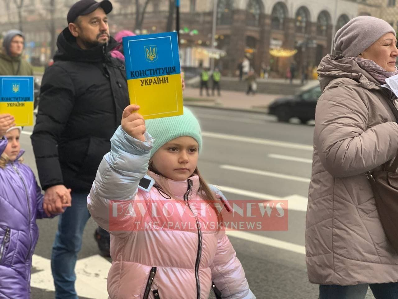 Противники вакцинації привели на мітинг дітей/фото: реальний київ