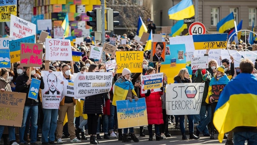 Демонстрація на підтримку України і проти російського вторгнення на площі Вільгельм Пляц у Штуттгарді 26 лютого. (фото Christoph Schmidt/dpa via AP)