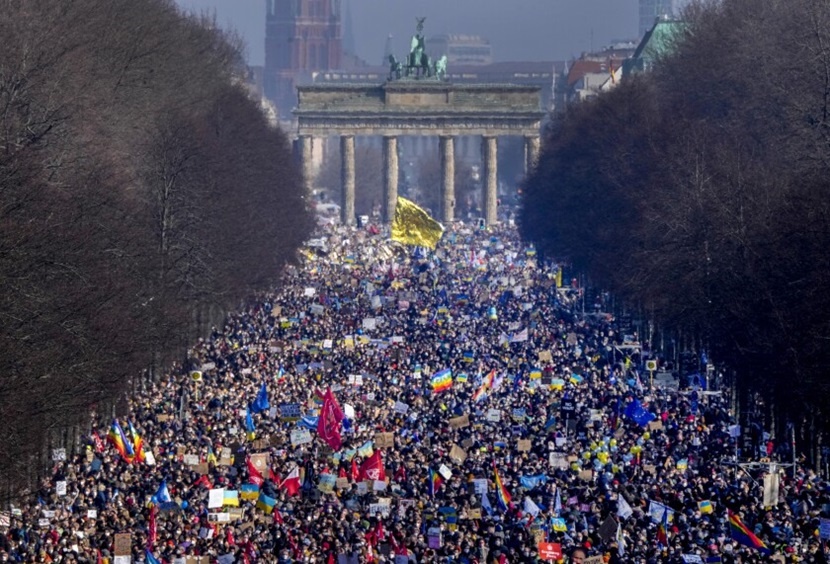 27 лютого. Берлін. Наймасштабніший протест у Німеччині проти вторгнення Росії в Україну (фото: Markus Schreiber / Associated Press)