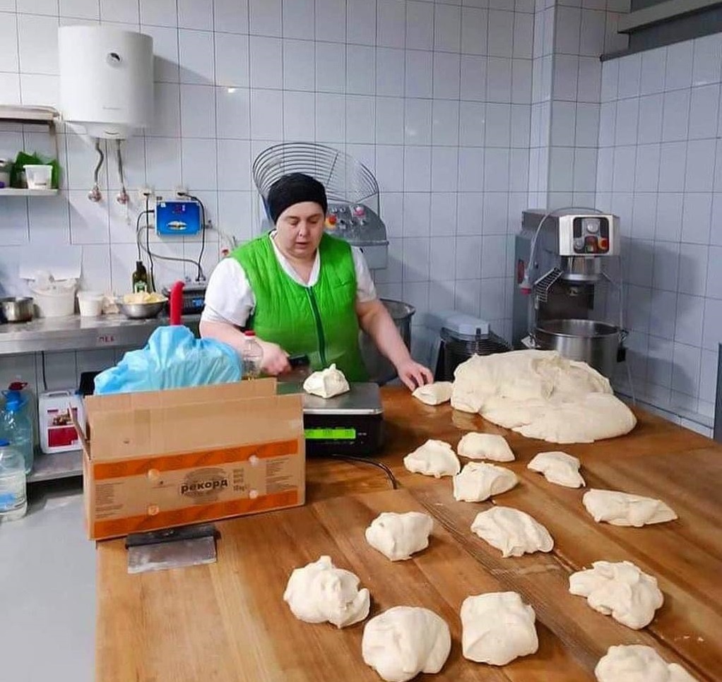 Пекар Леся в маркеті в Ірпені випікала хліб, аби роздати його (фото пресслужби Novus)