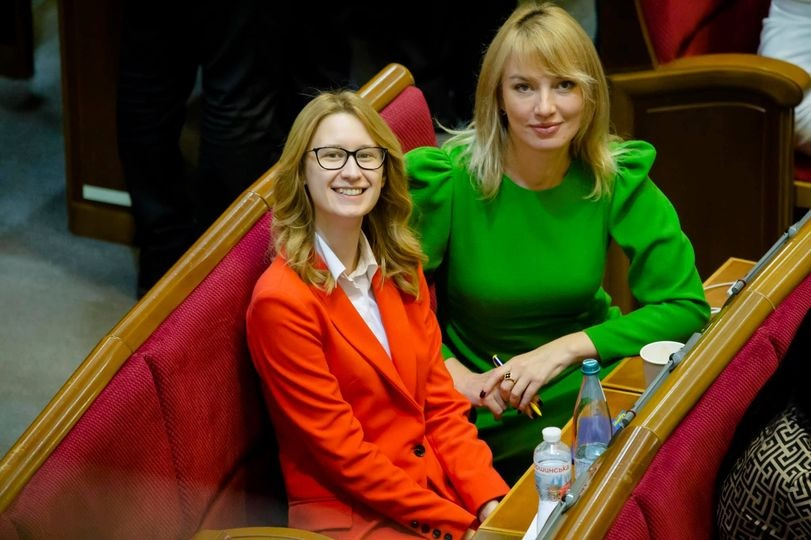 Олена Шуляк з колегою за фракцією Роксоланою Підласою (фото: Підласна/Facebook)