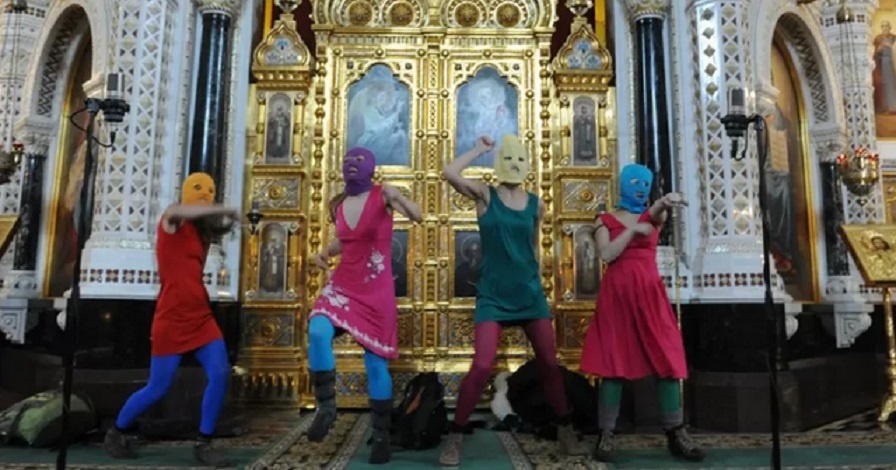 Учасниці Pussy Riot пробули на амвоні храму менше хвилини, після чого їх погвинтила місцева служба безпеки (фото: ТАРС)