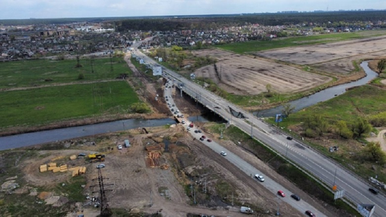 Перед відновленням мостів, зводять тимчасові переправи (фото: «Укравтодор»)