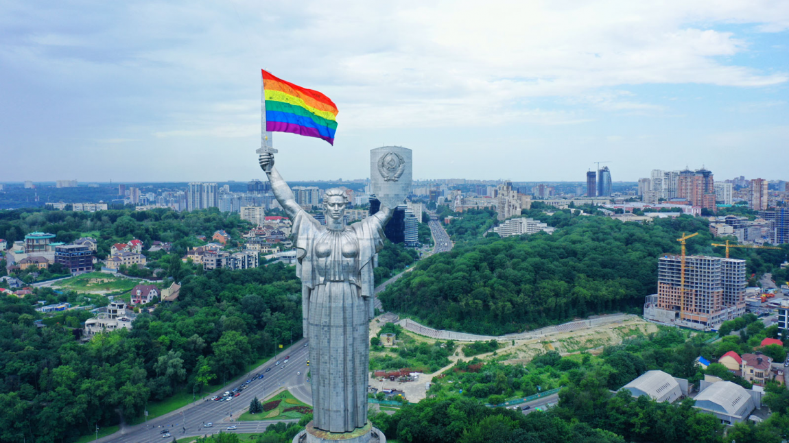 Батьківщини-Мати з прапором ЛГБТ