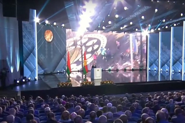Під час виступу Олександра Лукашенка на великому екрані позаду нього показували в тому числі «поперджувальні» кадри з Майдану під час Революції гідності в Україні