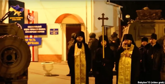 Священики возле осажденной базы Пограничной службы Украины. Балаклава, 1 марта 2014 года