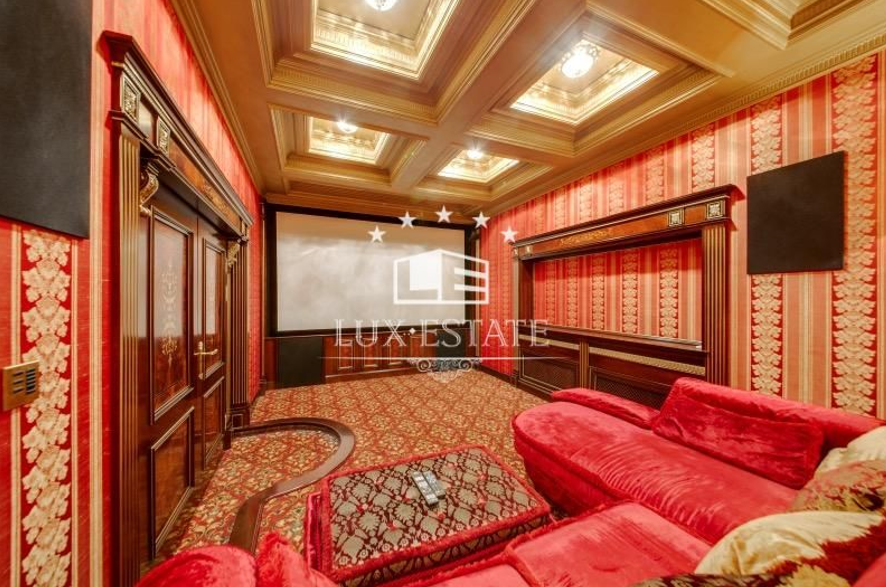 У пентхаусі передбачений домашній кінотеатр з високим рівнем звукоізоляції і професійним обладнанням