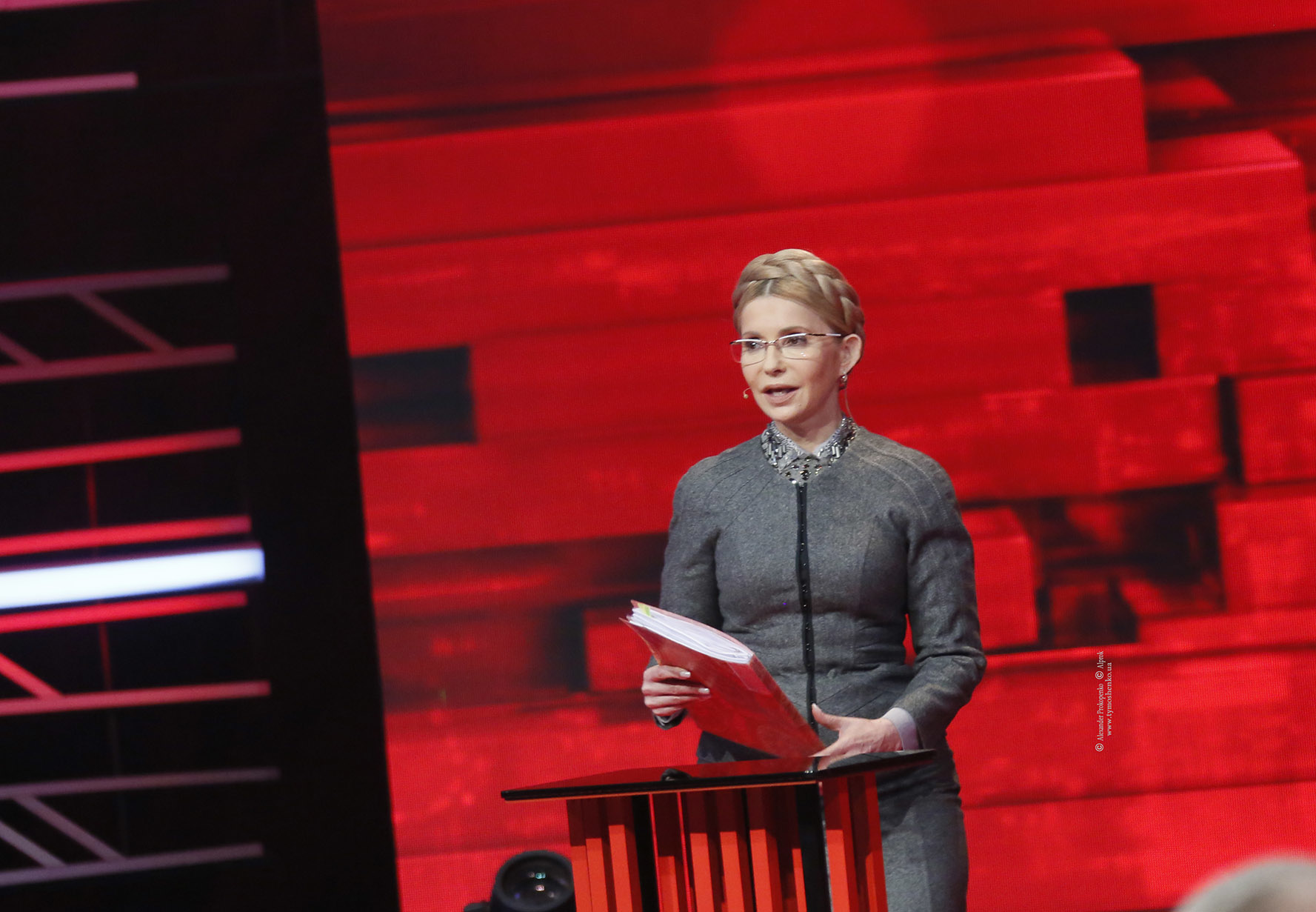 Фраза Тимошенко «у мене в руках документи…» стала коронною. Неодмінна апеляція до джерел інформації завжди була вбивчим аргументом ЮВТ у політичних дискусіях