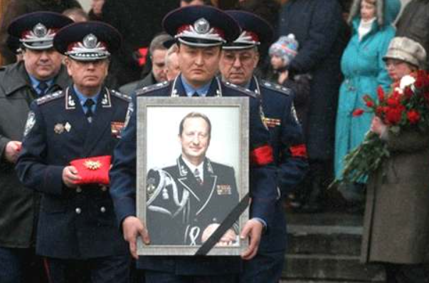 Юрій Кравченко нібито скоїв самогубство 4 березня 2005 року двома пострілами собі в голову