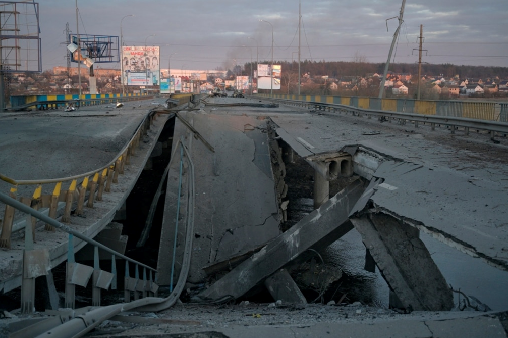 Зруйнований міст поблизу Бучі на Київщині (Фото: Reuters)