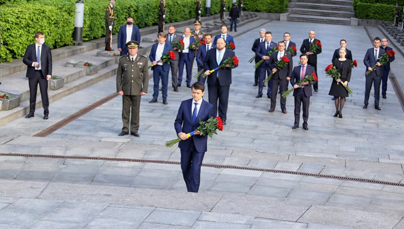 Голова Верховної Ради Дмитро Разумков поклав квіти до Вічного вогню