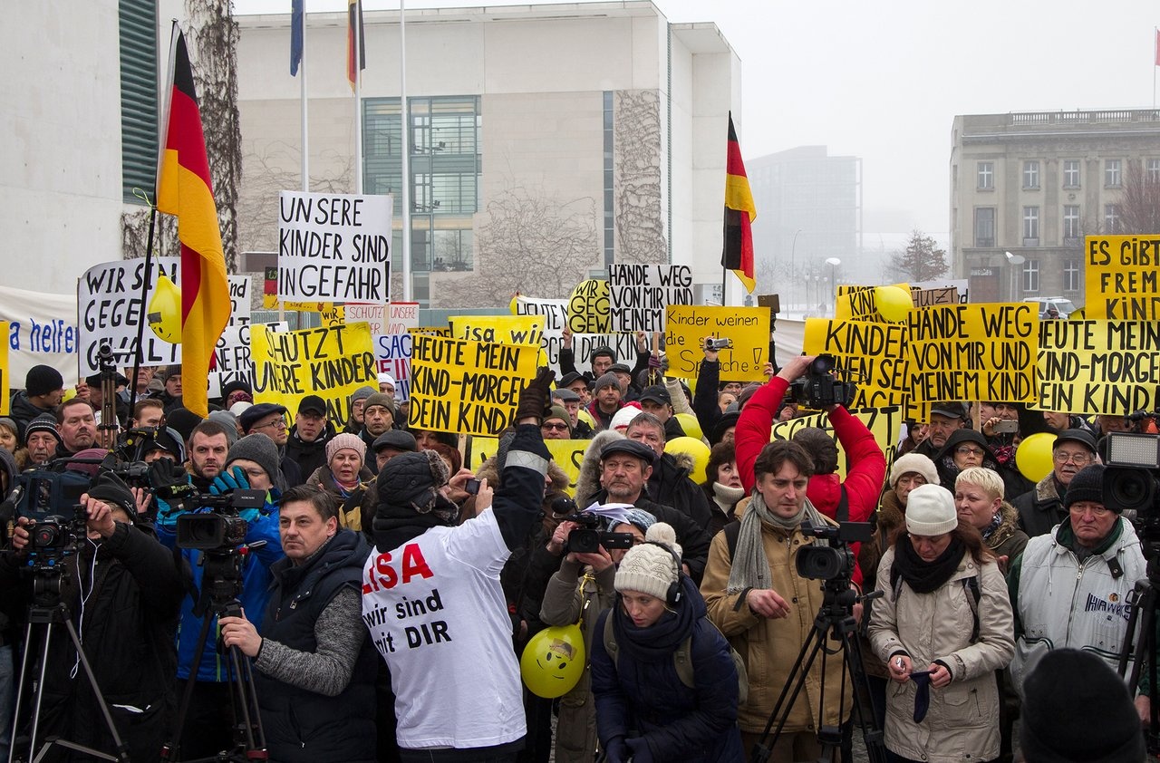 Демонстрация против насилия после истории с предположительным похищением Лизы в Берлине, 23 января 2016 года Olaf Wagner / ullstein bild / Getty Images