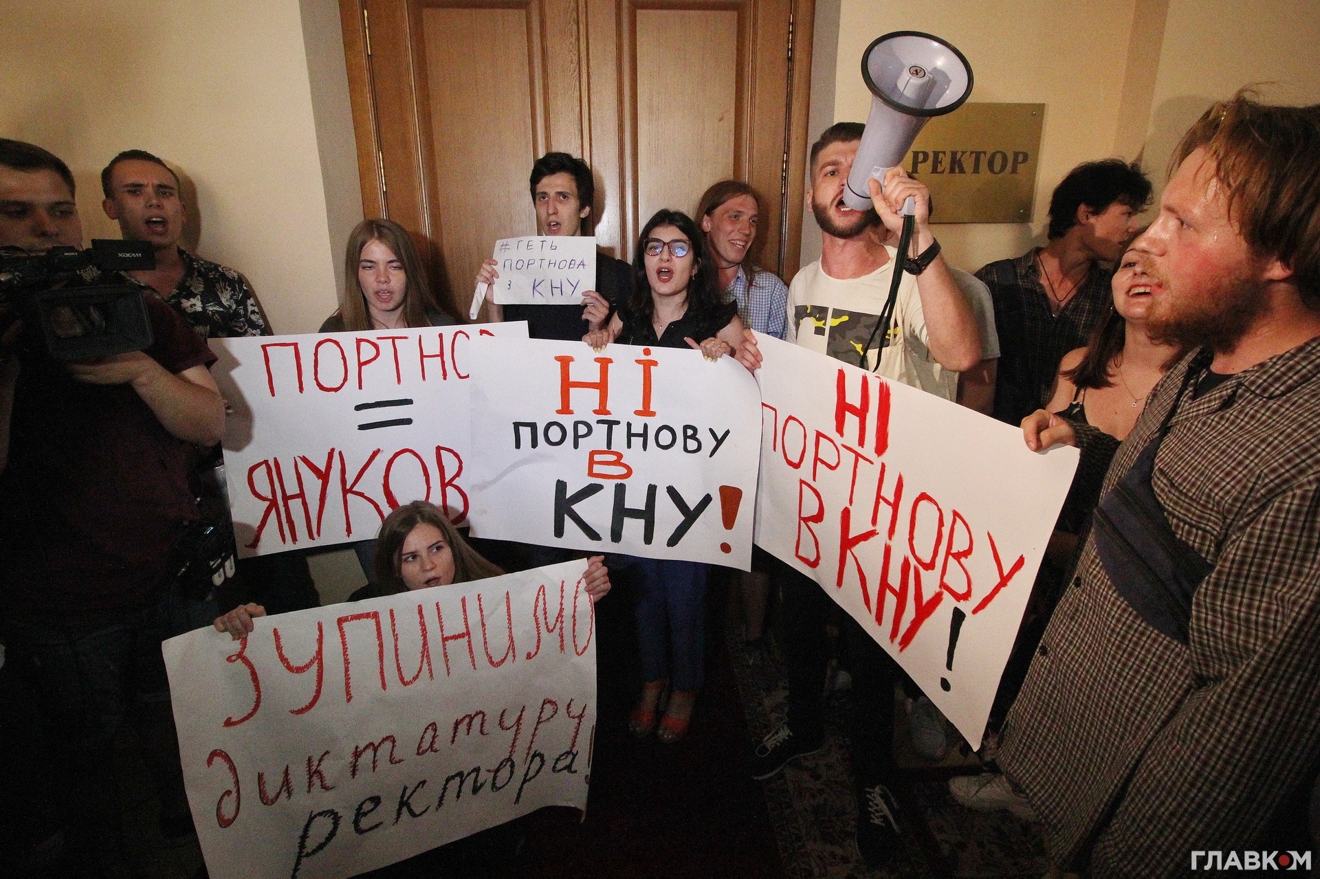 Сидячий протест в Університеті Шевченка завершився дуже стрімко