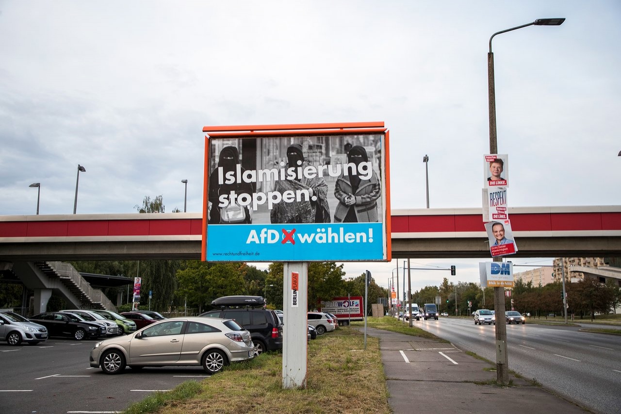 Агитационный плакат партии «Альтернатива для Германии» с призывом остановить исламизацию в берлинском районе Марцан, сентябрь 2017 года Emmanuele Contini / NurPhoto / Sipa USA / Vida Press
