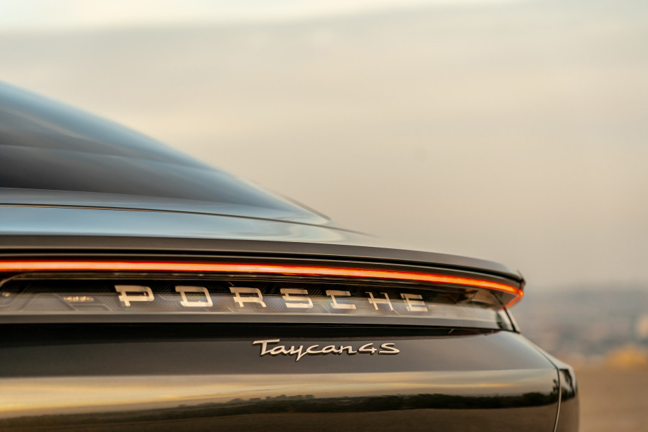 Значок Porsche Taycan 4S (Фото: Porsche)