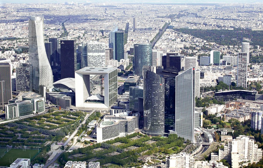 Дефанс. Колись бідніша частина передмість Парижа тепер стала інфраструктурно кращою і найзаможнішою (фото з відкритих джерел)