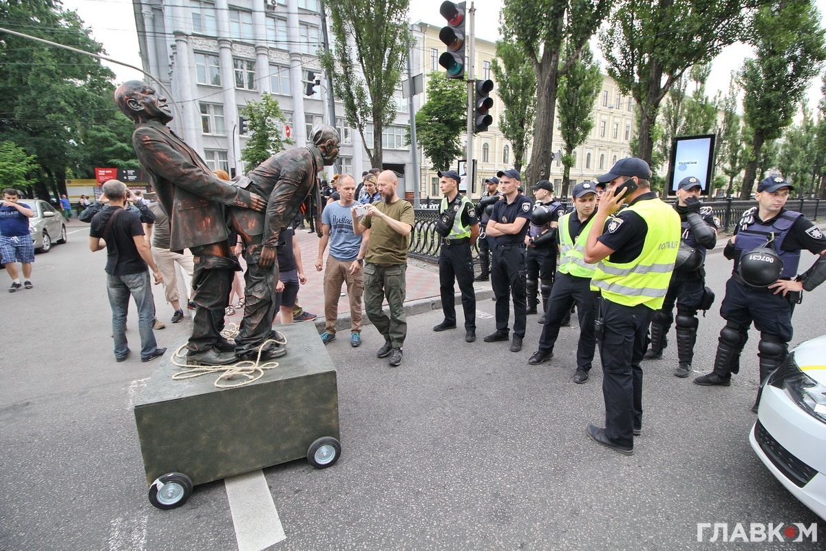 Активісти намагалися протягнути на Марш рівності скульптуру з російським диктатором