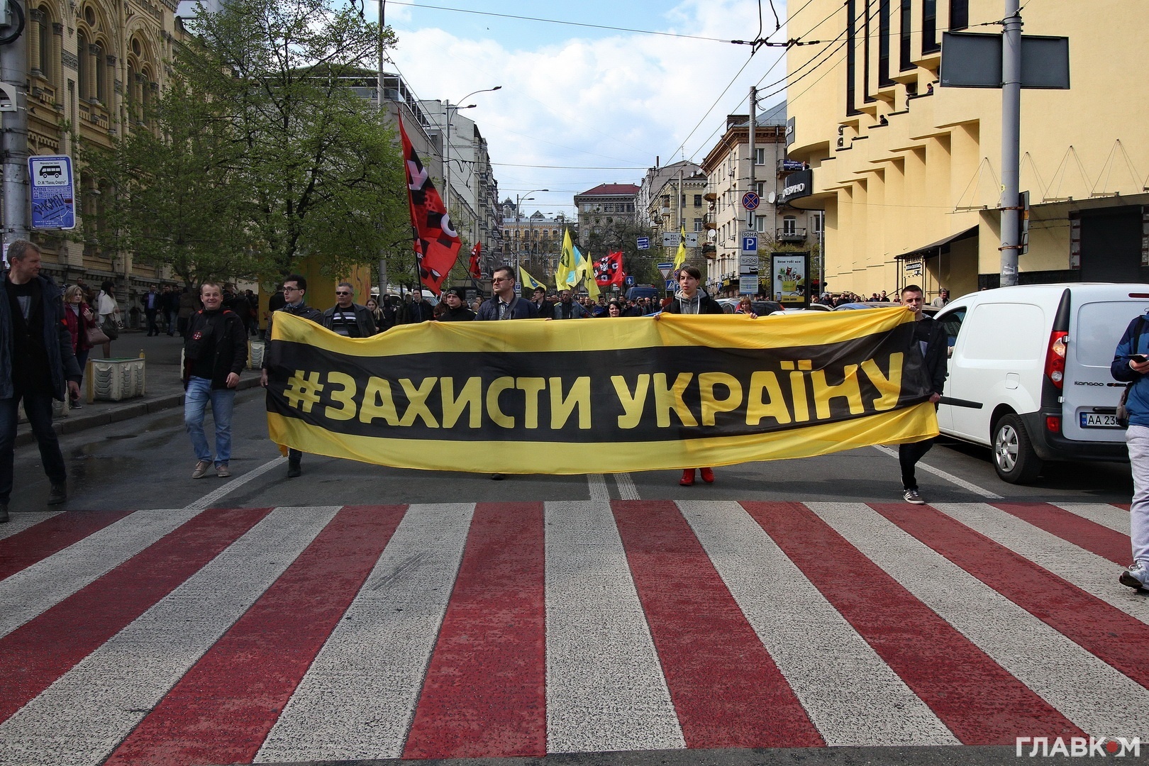 Колона активістів рухалась з Майдану на НСК Олімпійський