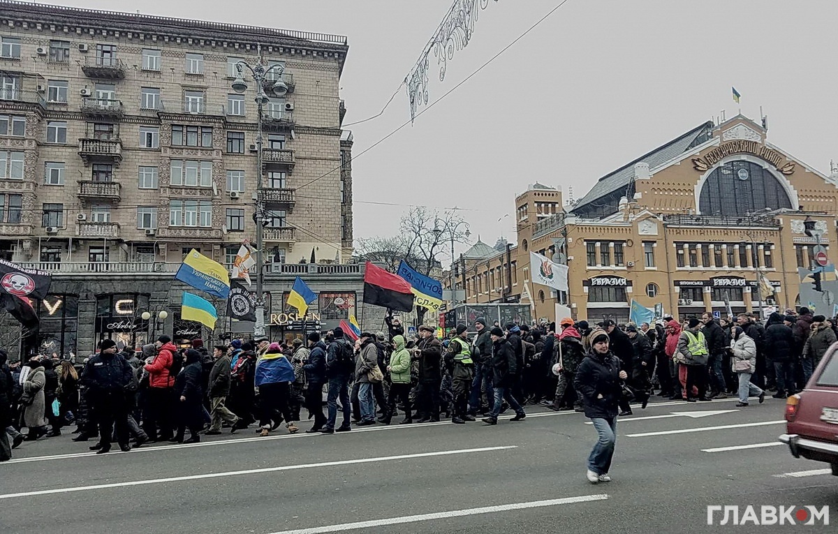 Мітингувальники прямують вулицею Хрещатик