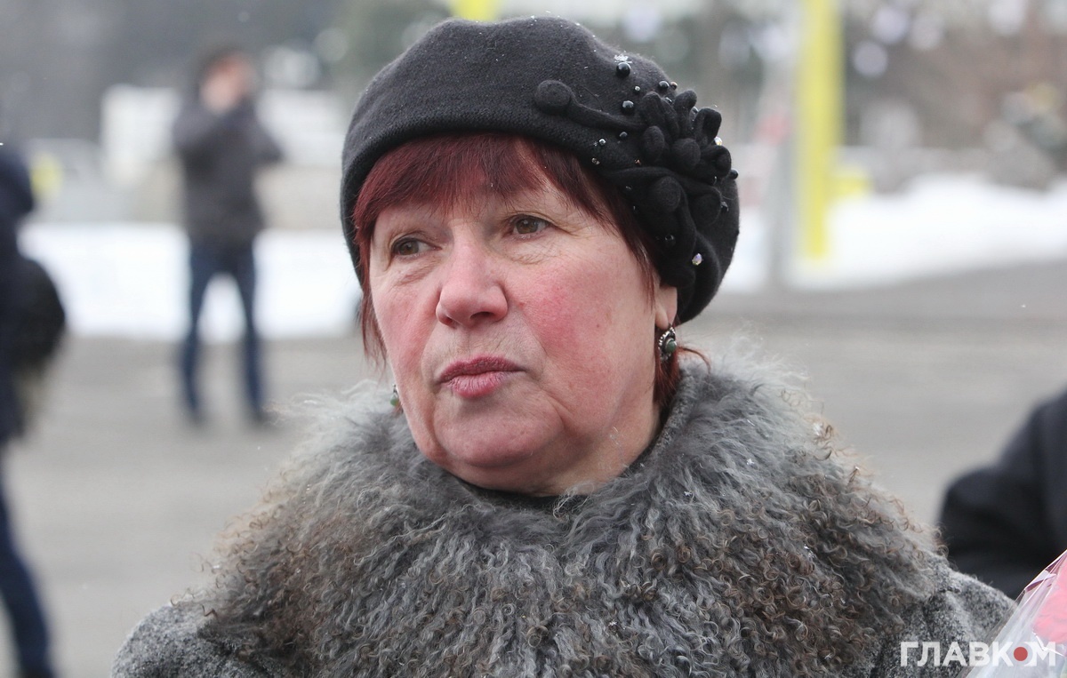 Киянка Катерина Молодіт прийшла, аби покласти червоні гвоздики до портретів загиблих. Зустріла тут активістів, з якими стояла на Майдані чотири роки тому.