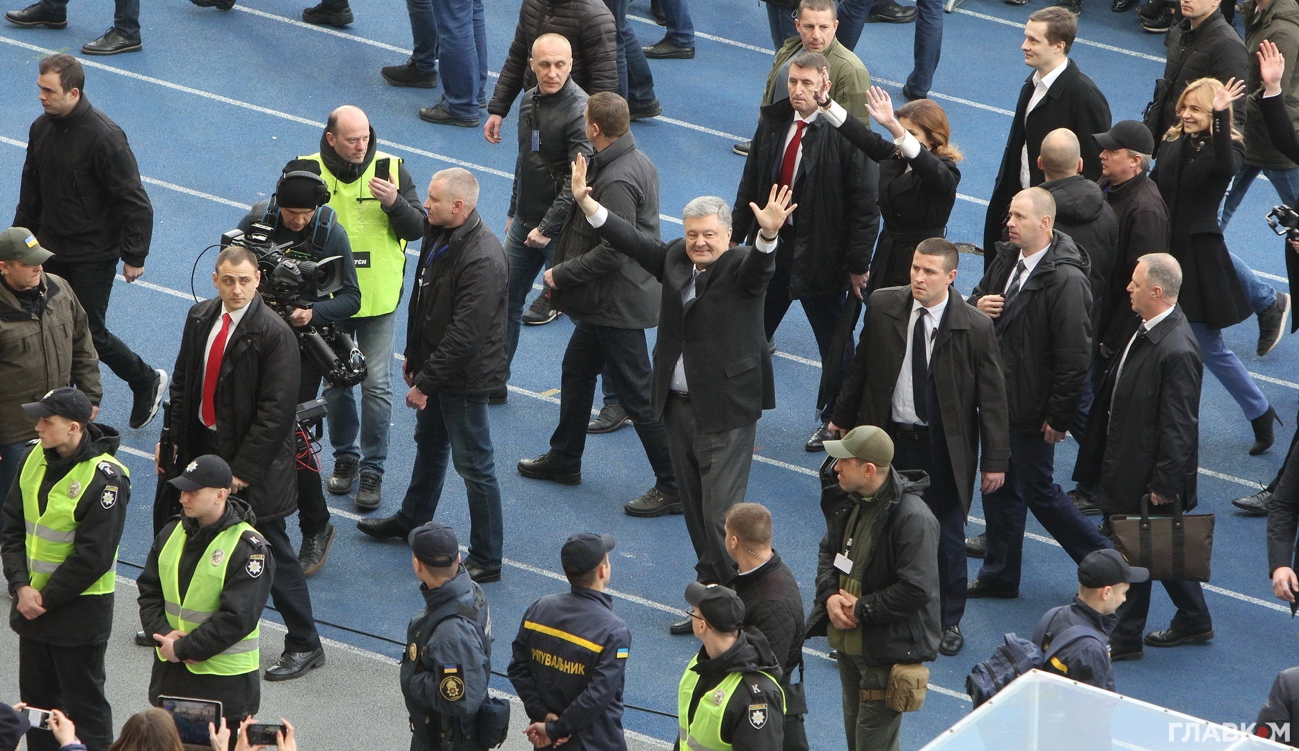 Петро Порошенко з родиною пройшов через весь стадіон