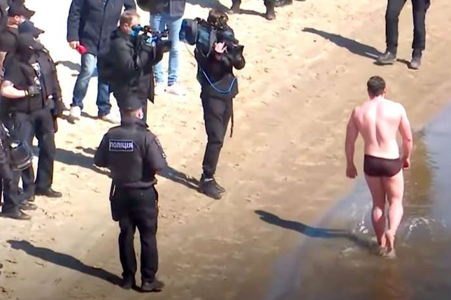 Навесні 2020-го десяток поліціянтів виловлював з Дніпра одного пловця. Чоловік демонстративно порушив заборону купатися під час карантину. Суд його виправдав і штрафом не карав