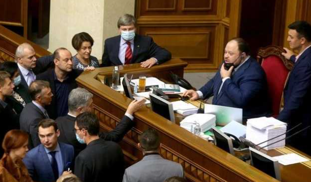 Чи допоможуть «антиолігархічні» закони українському президенту дійти вершин Путіна? (фото: unian)