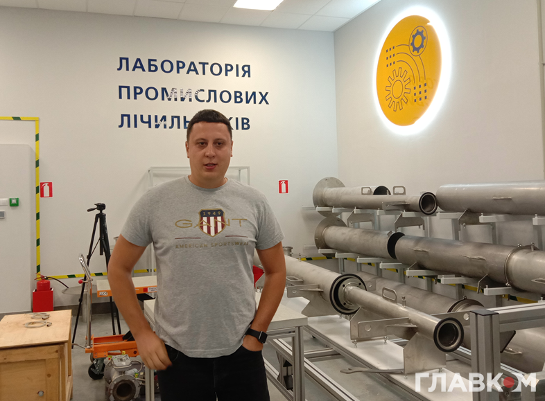 Начальник метрологічного центру Денис Французов розповідає, що лічильники на повірку надсилають навіть поштою (фото: glavcom.ua)