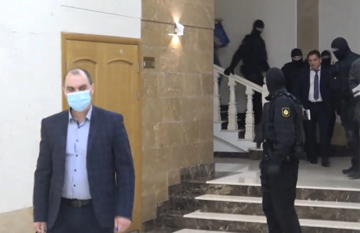 Співробітники спецслужб виводять заарештованого Александра Стояногла із приміщення Генеральної прокуратури Молдови