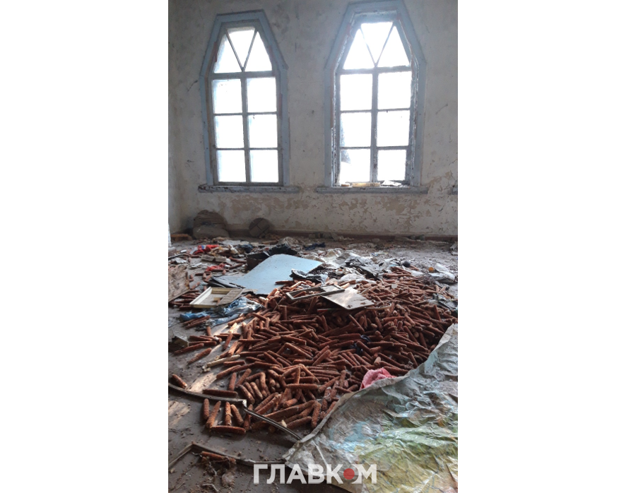 Покинута будівля не одне десятиліття слугувала смітником для місцевих (фото: glavcom.ua)