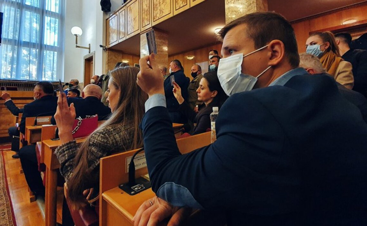 За відставку Олексія Петрова проголосували 35 депутатів облради (Фото: Суспільне)