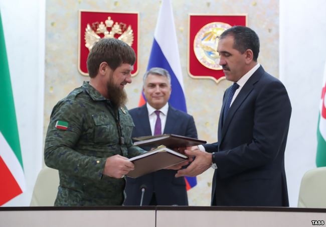 Рамзан Кадыров и Юнус-Бек Евкуров (слева направо) во время подписания соглашения между Чечней и Ингушетией о закреплении административной границы между российскими регионами. 26 сентября 2018 года