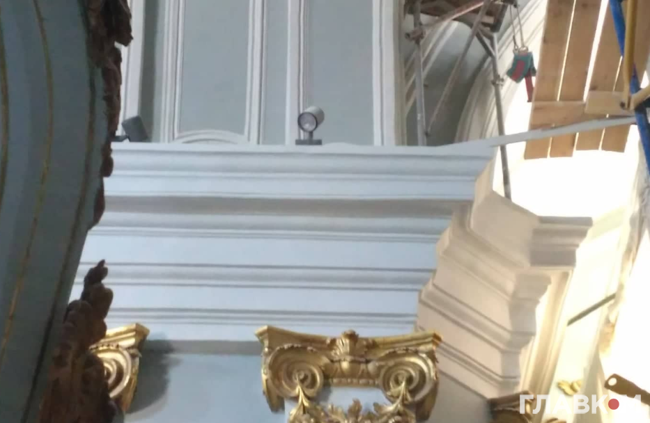 Замість застарілих радянських ліхтарів у церкві встановили сучасні італійські, які не псують мікроклімат