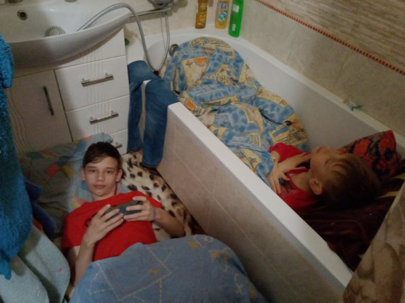 Перед евакуацією до Польщі Гордій та Макар готувалися до поїздки у ванній кімнаті (Фото: Наталія Шевчук)