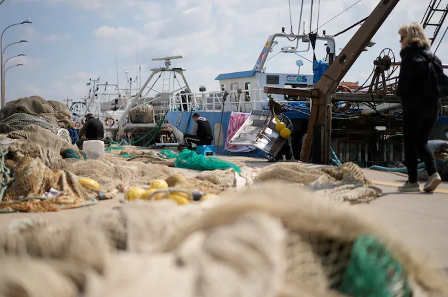 Ф’юмічіно: рибалки продовжують свою щоденну роботу (Фото: AP)