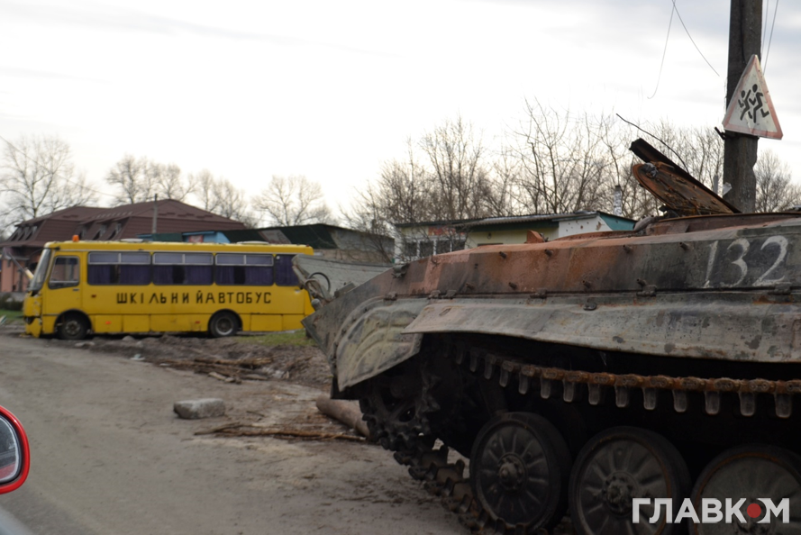 На півночі Київщині залишились сотні спалених російських танків та БТРів, а також багато знищених цивільних автомобілів і автобусів (Фото: «Главком»)