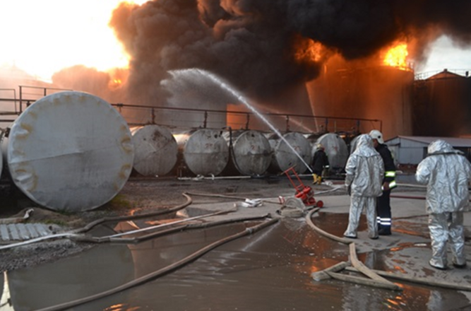 В умовах знищення агресором нафтобаз та Кременчуцького НПЗ продавцям пального дуже допомогли податкові пільги (Фото: ДСНС)